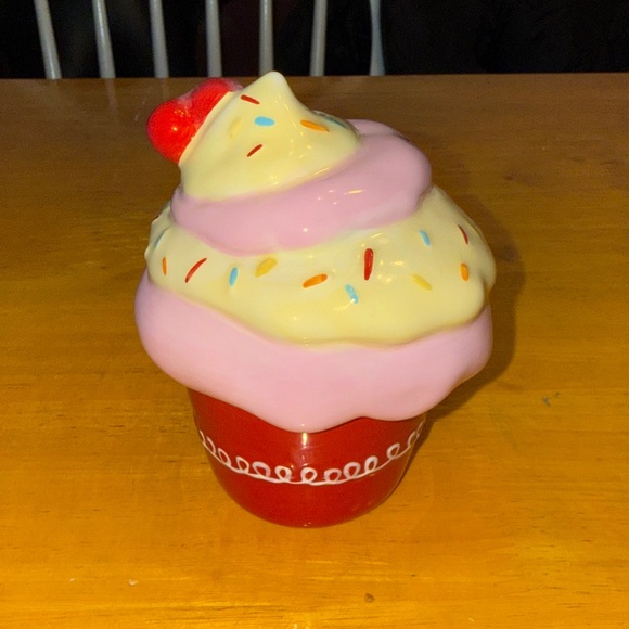 Cupcake with heart covered cup. - Picture 4 of 9